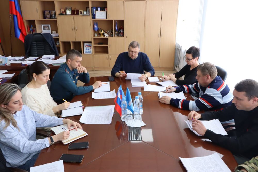 Евгений Бондарь: О мерах по обеспечению безопасности в период подготовки и проведения мероприятий, посвященных Празднику Весны и Труда, Дню Победы в Великой Отечественной войне 1941-1945 годов, а также Дня Луганской Народной... Евгений Бондарь: О мерах по обеспечению безопасности в период подготовки и проведения мероприятий, посвященных Празднику Весны и Труда, Дню Победы в Великой Отечественной войне 1941-1945 годов, а также Дня Луганской Народной...