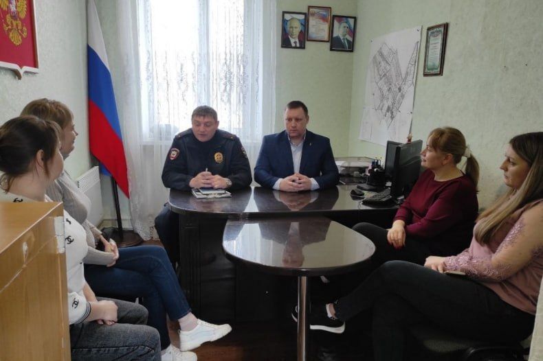 В ООЖ пгт. Калининский прошла выездная встреча представителя отдела МВД России «Свердловский» с населением В ООЖ пгт. Калининский прошла выездная встреча представителя отдела МВД России «Свердловский» с населением