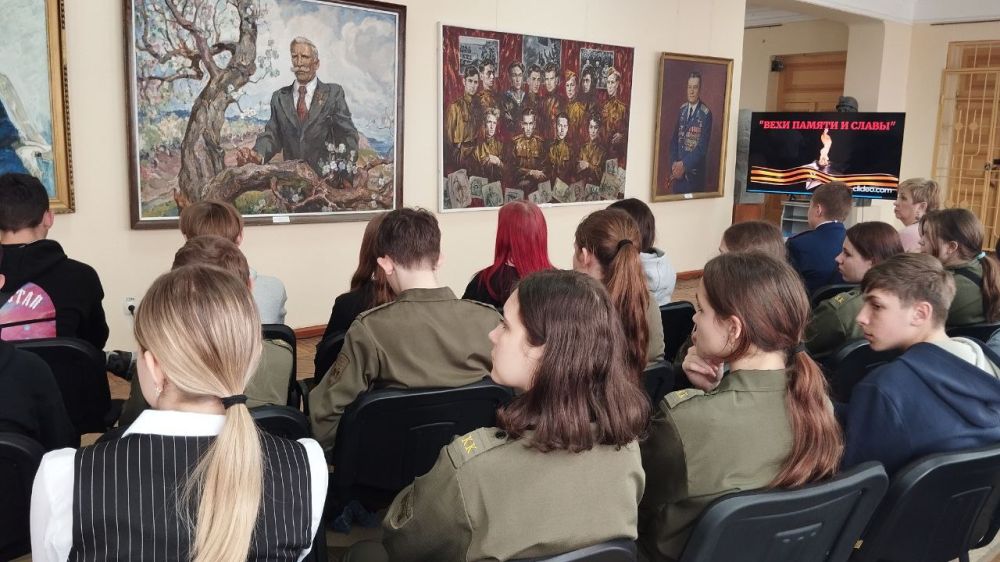 В Стаханове открылась художественная выставка «Вехи памяти и славы», посвящённая 80-летию Победы В Стаханове открылась художественная выставка «Вехи памяти и славы», посвящённая 80-летию Победы