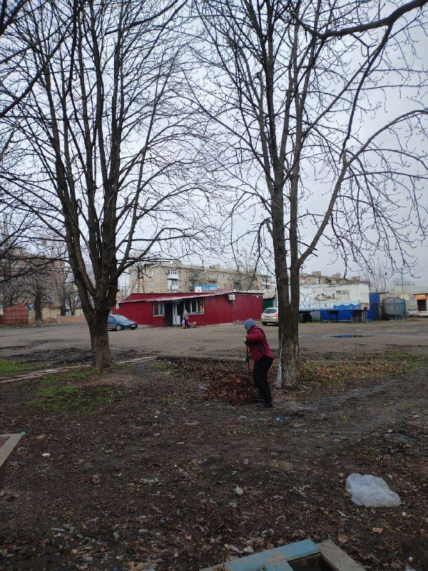 Муниципальное унитарное предприятие "Ровеньковское жилищно-коммунальное предприятие" города Ровеньки ведет работы по уборке придомовых территорий многоквартирных домов ул. 333 гвардейской Дивизии Муниципальное унитарное предприятие "Ровеньковское жилищно-коммунальное предприятие" города Ровеньки ведет работы по уборке придомовых территорий многоквартирных домов ул. 333 гвардейской Дивизии