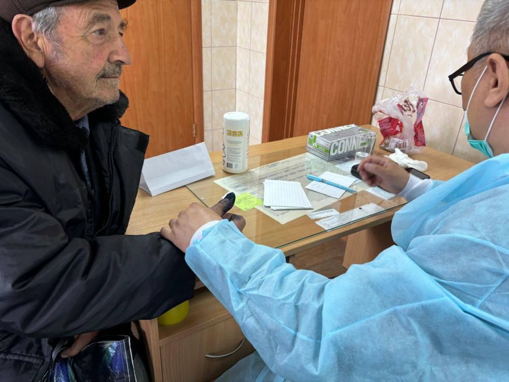 Жители села Бобриково Антрацитовского округа получили консультации калмыцких врачей Жители села Бобриково Антрацитовского округа получили консультации калмыцких врачей