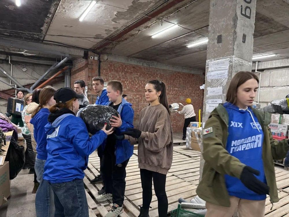 Активисты «Молодой Гвардии» приняли участие в погрузке двух фур гумпомощи в ЛНР Активисты «Молодой Гвардии» приняли участие в погрузке двух фур гумпомощи в ЛНР