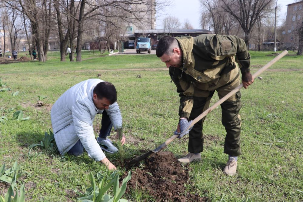 В Ирмино у памятника родоначальникам стахановского движения прошёл субботник В Ирмино у памятника родоначальникам стахановского движения прошёл субботник
