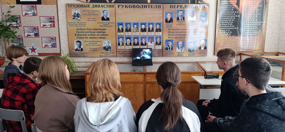 В рамках проекта «Всероссийские детские кинопремьеры» в Ровеньковской школе № 7 им. С.Ф. Пирогова состоялся просмотр фильма «Человек труда» В рамках проекта «Всероссийские детские кинопремьеры» в Ровеньковской школе № 7 им. С.Ф. Пирогова состоялся просмотр фильма «Человек труда»