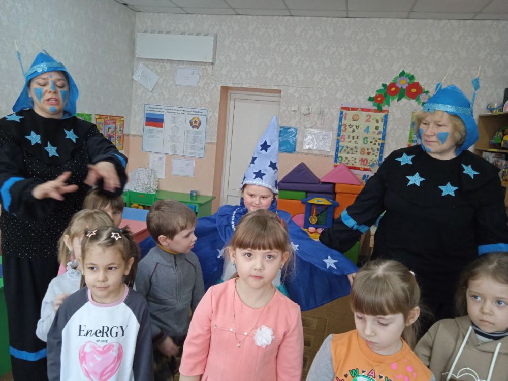 Сотрудники дома культуры и библиотеки пгт Есауловка для воспитанников детского сада «Солнышко» провели игровую программу «Знаете каким он парнем был...», посвящённую Дню космонавтики Сотрудники дома культуры и библиотеки пгт Есауловка для воспитанников детского сада «Солнышко» провели игровую программу «Знаете каким он парнем был...», посвящённую Дню космонавтики