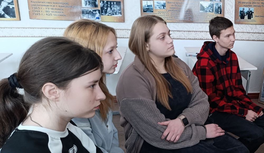 В рамках проекта «Всероссийские детские кинопремьеры» в Ровеньковской школе № 7 им. С.Ф. Пирогова состоялся просмотр фильма «Человек труда» В рамках проекта «Всероссийские детские кинопремьеры» в Ровеньковской школе № 7 им. С.Ф. Пирогова состоялся просмотр фильма «Человек труда»