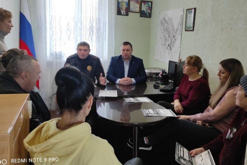 В ООЖ пгт. Калининский прошла выездная встреча представителя отдела МВД России «Свердловский» с населением В ООЖ пгт. Калининский прошла выездная встреча представителя отдела МВД России «Свердловский» с населением