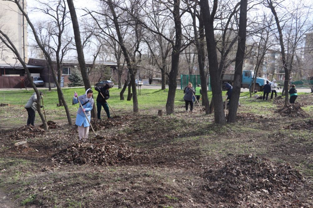 В Ирмино у памятника родоначальникам стахановского движения прошёл субботник В Ирмино у памятника родоначальникам стахановского движения прошёл субботник