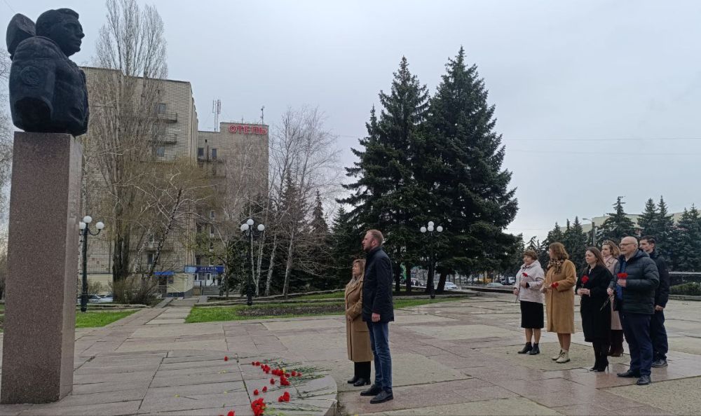 В преддверии Дня космонавтики состоялась церемония возложения цветов к памятнику земляка, дважды Героя Советского Союза летчика-космонавта Владимира Афанасьевича Ляхова, в память о его выдающихся достижениях и вкладе в... В преддверии Дня космонавтики состоялась церемония возложения цветов к памятнику земляка, дважды Героя Советского Союза летчика-космонавта Владимира Афанасьевича Ляхова, в память о его выдающихся достижениях и вкладе в...