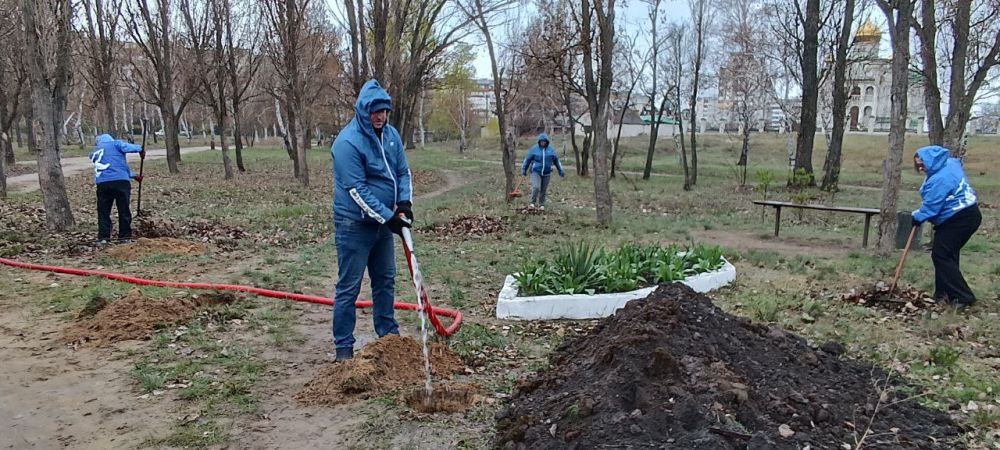 «Единая Россия» в Рубежном организовала субботник в сквере памяти жертв Чернобыльской катастрофы «Единая Россия» в Рубежном организовала субботник в сквере памяти жертв Чернобыльской катастрофы