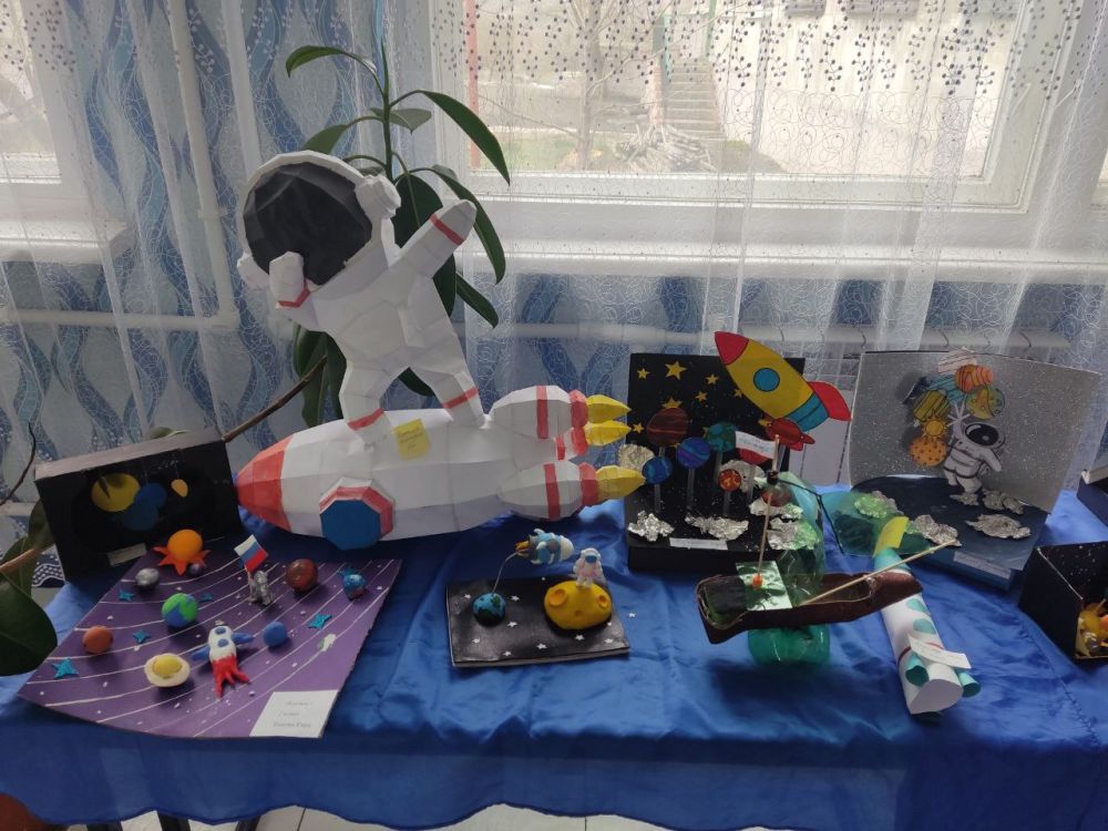 В Городищенской средней школе №23 проходит выставка рисунков и поделок, посвящённых Дню космонавтики «Мы - дети Галактики» В Городищенской средней школе №23 проходит выставка рисунков и поделок, посвящённых Дню космонавтики «Мы - дети Галактики»
