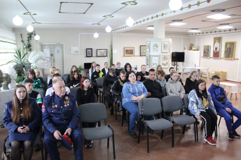 В Кировском историко-художественном музее состоялось мероприятие Исторический час «Не возвращайте на Донбасс войну!», посвящённое Дню памяти жертв украинской агрессии, в котором приняли участие учащиеся Кировского... В Кировском историко-художественном музее состоялось мероприятие Исторический час «Не возвращайте на Донбасс войну!», посвящённое Дню памяти жертв украинской агрессии, в котором приняли участие учащиеся Кировского...