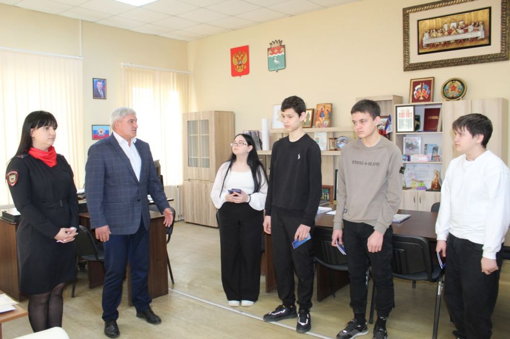 Виталий Коваленко: В преддверье Дня космонавтики совместно с начальником отделения по вопросам миграции ОМВД «Беловодский» Аллой Бахтин вручили паспорта 14-летним гражданам Российской Федерации Виталий Коваленко: В преддверье Дня космонавтики совместно с начальником отделения по вопросам миграции ОМВД «Беловодский» Аллой Бахтин вручили паспорта 14-летним гражданам Российской Федерации