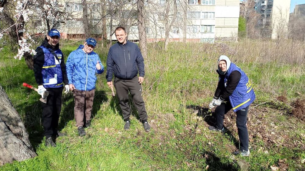 Участие депутатов в субботнике: пример ответственности перед обществом Участие депутатов в субботнике: пример ответственности перед обществом