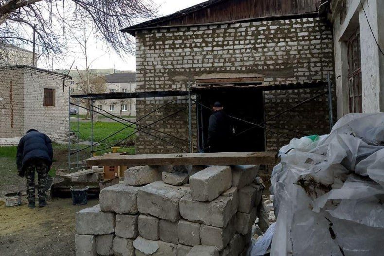 Строительная бригада от Хакасии сделала кладку стены на территории городской больницы ЛНР Строительная бригада от Хакасии сделала кладку стены на территории городской больницы ЛНР