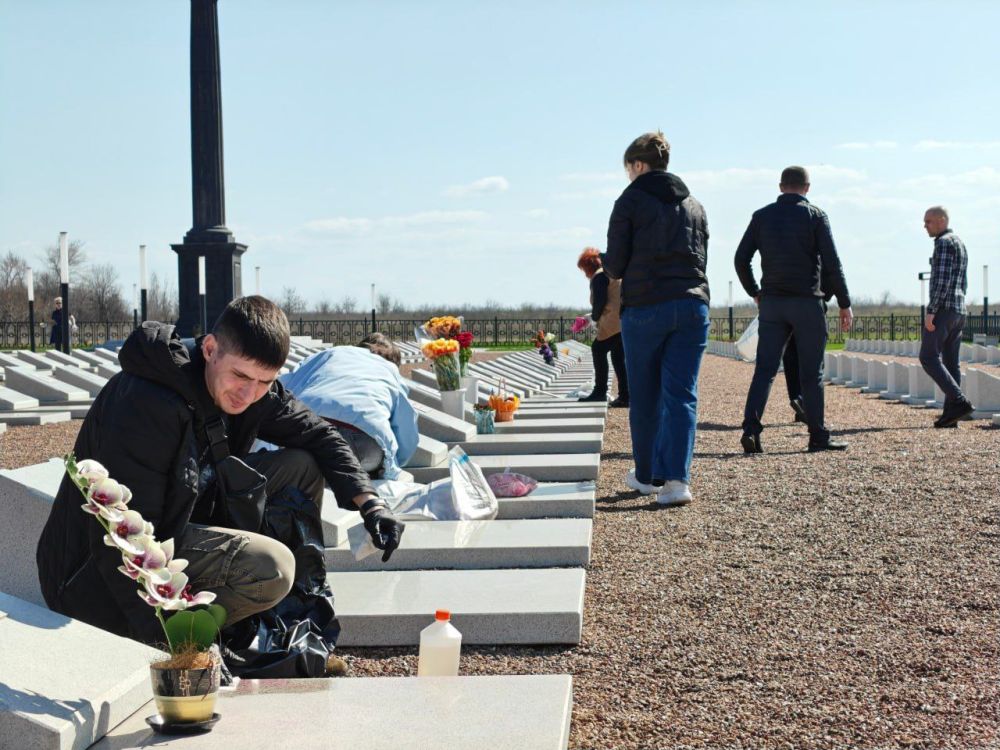 В рамках акции «Чистая Республика-2025», инициированной Главой Республики Леонидом Ивановичем Пасечником, Аппарат Уполномоченного совместно с активистами КСВО ЛНР провели работы по благоустройству на территории мемориального... В рамках акции «Чистая Республика-2025», инициированной Главой Республики Леонидом Ивановичем Пасечником, Аппарат Уполномоченного совместно с активистами КСВО ЛНР провели работы по благоустройству на территории мемориального...