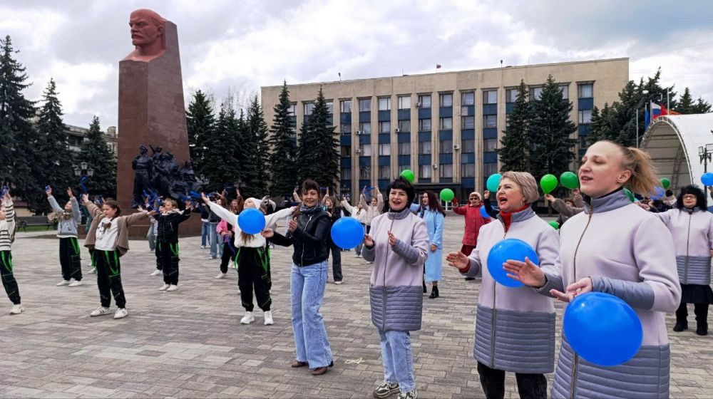 Творческие коллективы Антрацита устроили флешмоб «И снится нам...», посвященный Дню космонавтики Творческие коллективы Антрацита устроили флешмоб «И снится нам...», посвященный Дню космонавтики