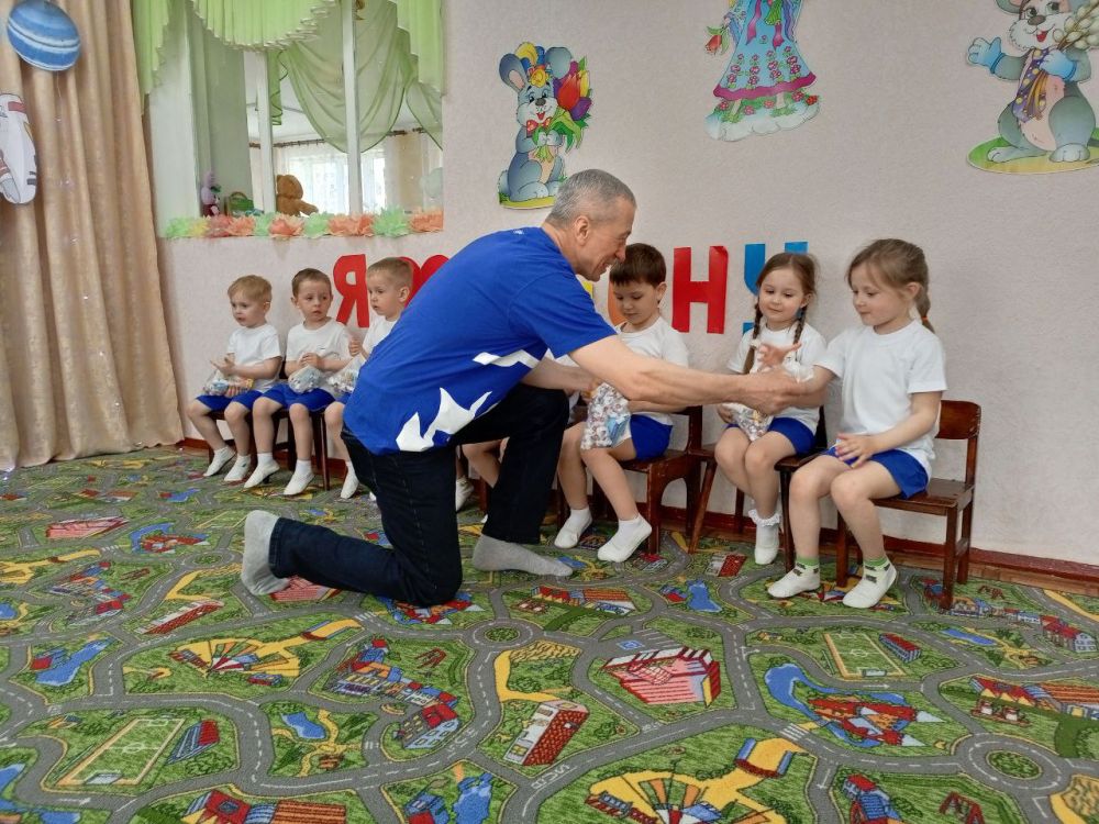 В честь Дня космонавтики сотрудницы ГБДОУ ЛНР "Новодеркульский ЯС "Берёзка" при участии секретаря первичного отделения партии "Единая Россия" №8 с. Новодеркул Владимира Прапирного организовали яркое и захватывающее... В честь Дня космонавтики сотрудницы ГБДОУ ЛНР "Новодеркульский ЯС "Берёзка" при участии секретаря первичного отделения партии "Единая Россия" №8 с. Новодеркул Владимира Прапирного организовали яркое и захватывающее...