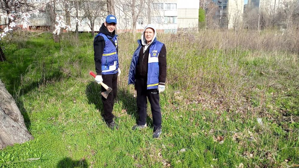 Участие депутатов в субботнике: пример ответственности перед обществом Участие депутатов в субботнике: пример ответственности перед обществом