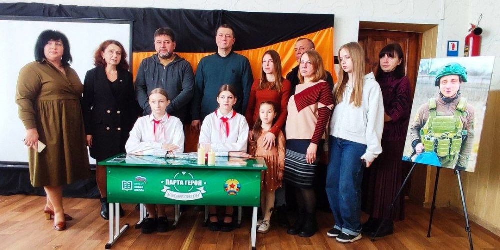 В Ровеньках, в школе №3, состоялось открытие "Парты Героя" В Ровеньках, в школе №3, состоялось открытие "Парты Героя"