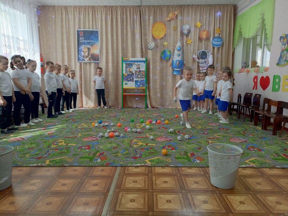 В честь Дня космонавтики сотрудницы ГБДОУ ЛНР "Новодеркульский ЯС "Берёзка" при участии секретаря первичного отделения партии "Единая Россия" №8 с. Новодеркул Владимира Прапирного организовали яркое и захватывающее... В честь Дня космонавтики сотрудницы ГБДОУ ЛНР "Новодеркульский ЯС "Берёзка" при участии секретаря первичного отделения партии "Единая Россия" №8 с. Новодеркул Владимира Прапирного организовали яркое и захватывающее...
