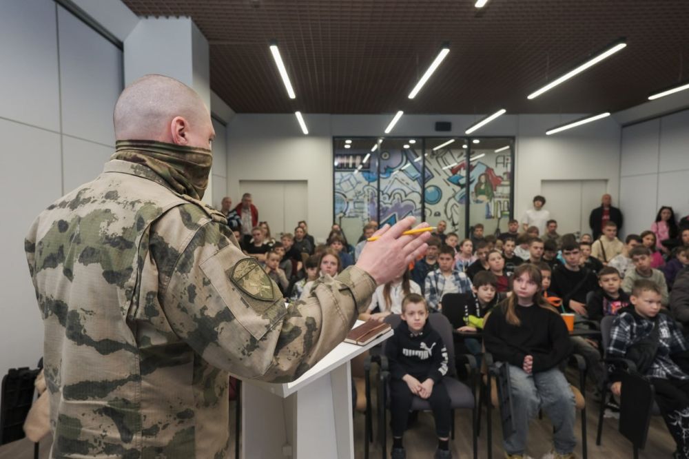 Росгвардейцы провели военно-исторический урок для спортсменов ЛНР и Крыма в преддверии 80-й годовщины Победы Росгвардейцы провели военно-исторический урок для спортсменов ЛНР и Крыма в преддверии 80-й годовщины Победы