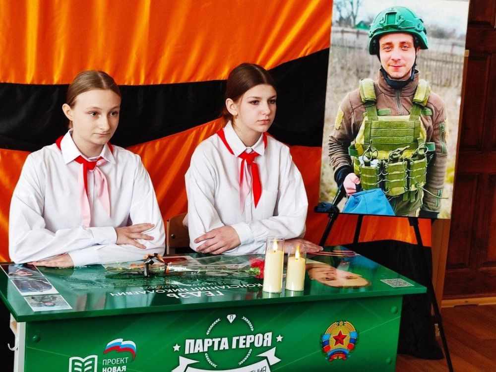 В Ровеньках, в школе №3, состоялось открытие "Парты Героя" В Ровеньках, в школе №3, состоялось открытие "Парты Героя"