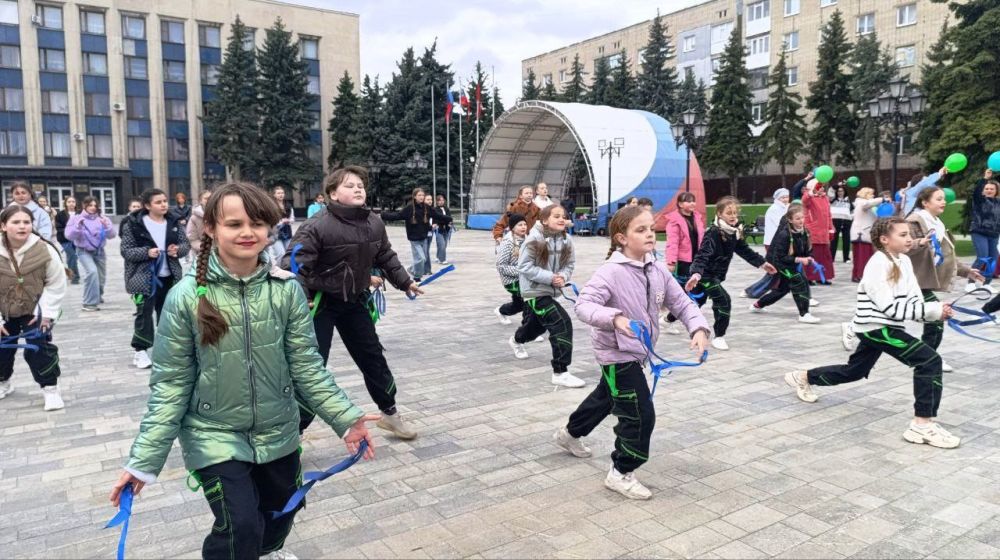 Творческие коллективы Антрацита устроили флешмоб «И снится нам...», посвященный Дню космонавтики Творческие коллективы Антрацита устроили флешмоб «И снится нам...», посвященный Дню космонавтики