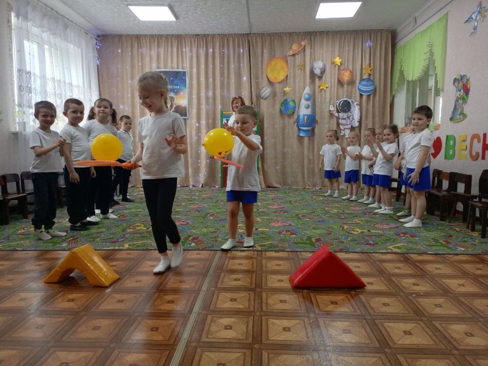 В честь Дня космонавтики сотрудницы ГБДОУ ЛНР "Новодеркульский ЯС "Берёзка" при участии секретаря первичного отделения партии "Единая Россия" №8 с. Новодеркул Владимира Прапирного организовали яркое и захватывающее... В честь Дня космонавтики сотрудницы ГБДОУ ЛНР "Новодеркульский ЯС "Берёзка" при участии секретаря первичного отделения партии "Единая Россия" №8 с. Новодеркул Владимира Прапирного организовали яркое и захватывающее...