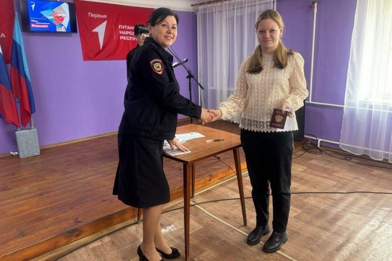 В Свердловском муниципальном округе ко Дню космонавтики была проведена церемония вручения паспортов гражданам, достигшим 14-летнего возраста В Свердловском муниципальном округе ко Дню космонавтики была проведена церемония вручения паспортов гражданам, достигшим 14-летнего возраста