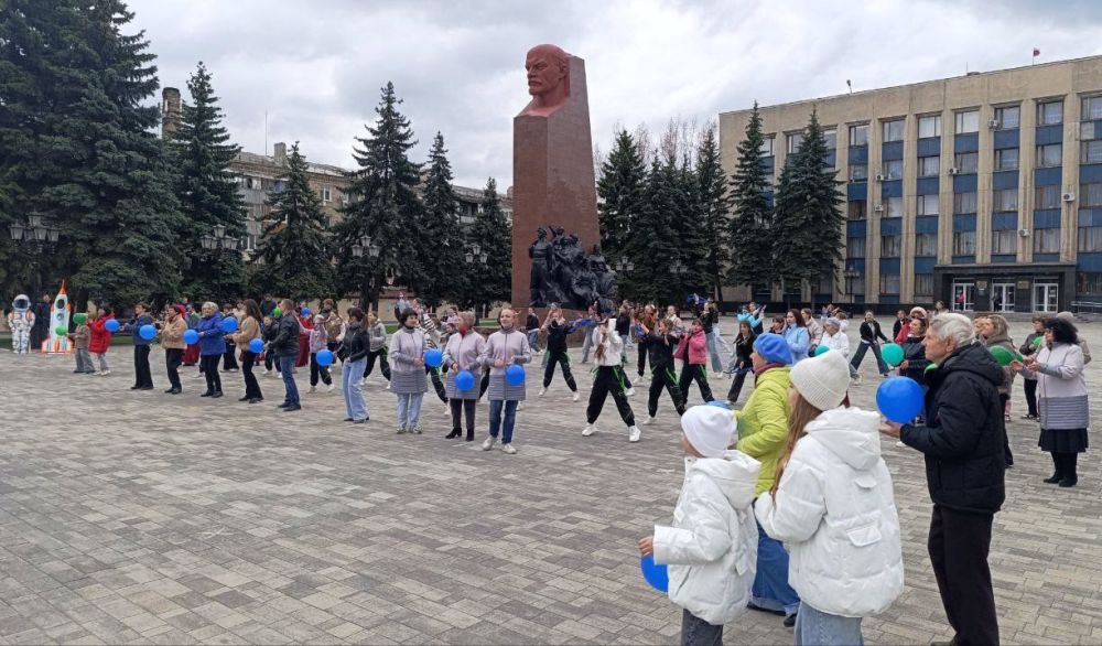 Творческие коллективы Антрацита устроили флешмоб «И снится нам...», посвященный Дню космонавтики Творческие коллективы Антрацита устроили флешмоб «И снится нам...», посвященный Дню космонавтики