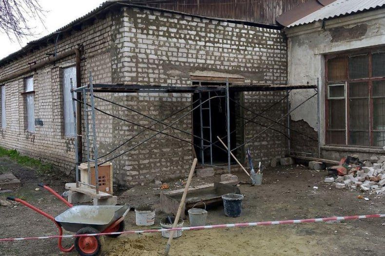 Строительная бригада от Хакасии сделала кладку стены на территории городской больницы ЛНР Строительная бригада от Хакасии сделала кладку стены на территории городской больницы ЛНР