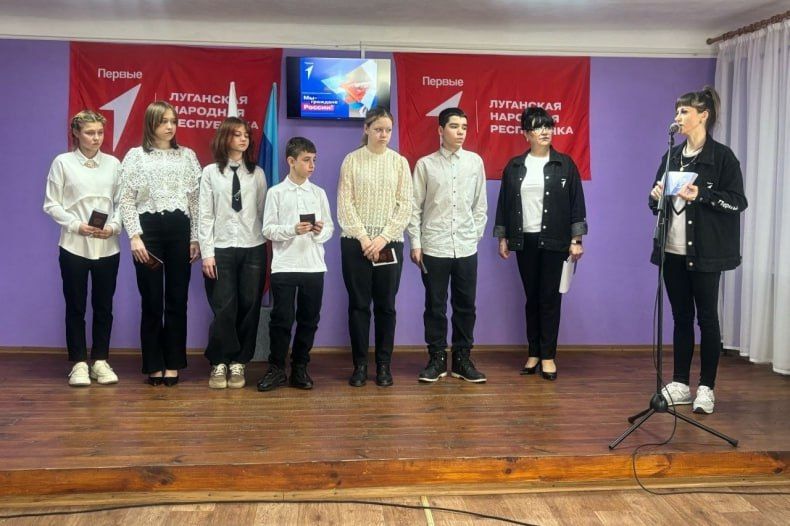 В Свердловском муниципальном округе ко Дню космонавтики была проведена церемония вручения паспортов гражданам, достигшим 14-летнего возраста В Свердловском муниципальном округе ко Дню космонавтики была проведена церемония вручения паспортов гражданам, достигшим 14-летнего возраста