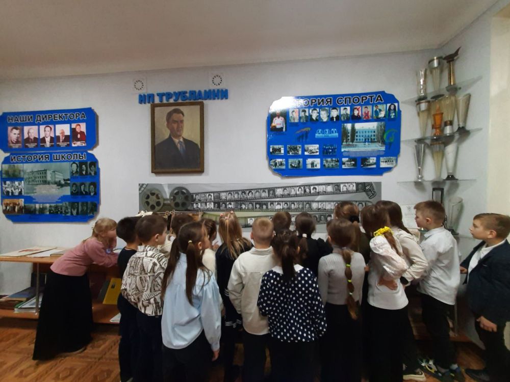 В рамках трека "Орлёнок-Хранитель исторической памяти" в Ровеньковской гимназии имени писателя Н. Трублаини состоялся увлекательный музейный урок "Музей-сердце гимназии", который провела советник директора Чередниченко Ю.Л.... В рамках трека "Орлёнок-Хранитель исторической памяти" в Ровеньковской гимназии имени писателя Н. Трублаини состоялся увлекательный музейный урок "Музей-сердце гимназии", который провела советник директора Чередниченко Ю.Л....