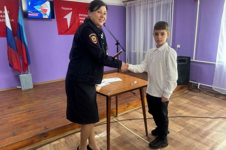 В Свердловском муниципальном округе ко Дню космонавтики была проведена церемония вручения паспортов гражданам, достигшим 14-летнего возраста В Свердловском муниципальном округе ко Дню космонавтики была проведена церемония вручения паспортов гражданам, достигшим 14-летнего возраста