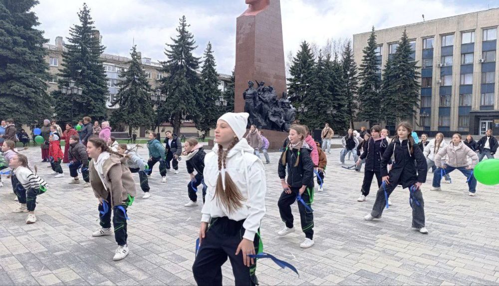 Творческие коллективы Антрацита устроили флешмоб «И снится нам...», посвященный Дню космонавтики Творческие коллективы Антрацита устроили флешмоб «И снится нам...», посвященный Дню космонавтики