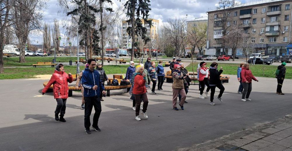 Пожилые любители скандинавской ходьбы прошли более 2 км в рамках марафона «Сила России» Пожилые любители скандинавской ходьбы прошли более 2 км в рамках марафона «Сила России»