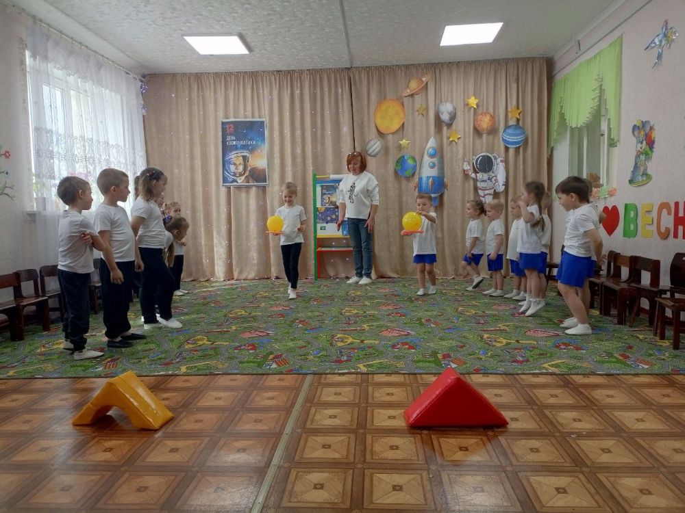 В честь Дня космонавтики сотрудницы ГБДОУ ЛНР "Новодеркульский ЯС "Берёзка" при участии секретаря первичного отделения партии "Единая Россия" №8 с. Новодеркул Владимира Прапирного организовали яркое и захватывающее... В честь Дня космонавтики сотрудницы ГБДОУ ЛНР "Новодеркульский ЯС "Берёзка" при участии секретаря первичного отделения партии "Единая Россия" №8 с. Новодеркул Владимира Прапирного организовали яркое и захватывающее...
