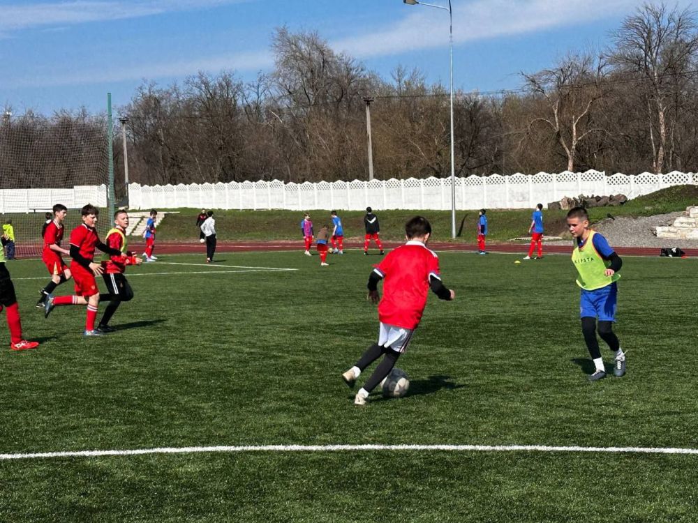 12 апреля на футбольном поле Перевальского стадиона "Шахтёр", состоялся очередной тур Чемпионата Перевальского муниципального округа по футболу, среди детей 2012-2015гг.р и юношей 2009-2011 гг. р 12 апреля на футбольном поле Перевальского стадиона "Шахтёр", состоялся очередной тур Чемпионата Перевальского муниципального округа по футболу, среди детей 2012-2015гг.р и юношей 2009-2011 гг. р