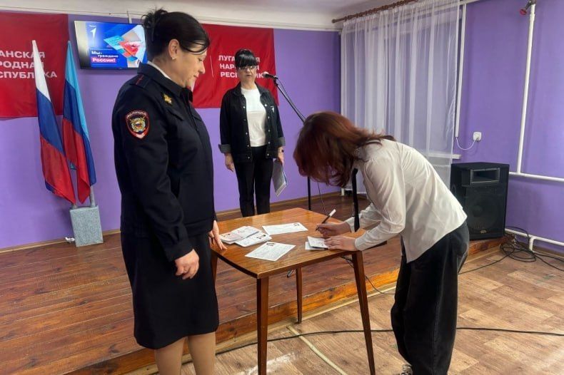 В Свердловском муниципальном округе ко Дню космонавтики была проведена церемония вручения паспортов гражданам, достигшим 14-летнего возраста В Свердловском муниципальном округе ко Дню космонавтики была проведена церемония вручения паспортов гражданам, достигшим 14-летнего возраста