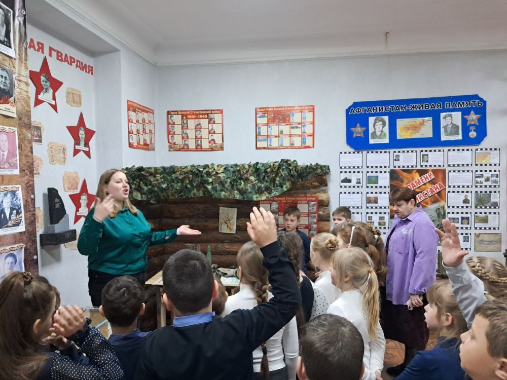 В рамках трека "Орлёнок-Хранитель исторической памяти" в Ровеньковской гимназии имени писателя Н. Трублаини состоялся увлекательный музейный урок "Музей-сердце гимназии", который провела советник директора Чередниченко Ю.Л.... В рамках трека "Орлёнок-Хранитель исторической памяти" в Ровеньковской гимназии имени писателя Н. Трублаини состоялся увлекательный музейный урок "Музей-сердце гимназии", который провела советник директора Чередниченко Ю.Л....