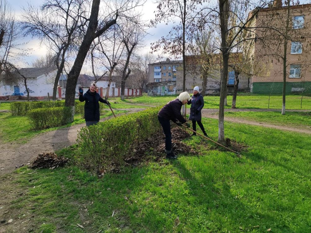 Субботник в сквере Победы. В рамках акции «Чистая Республика» прошел субботник по благоустройству территории Сквера Победы, расположенного в Жовтневом районе города на квартале «Городок завода ОР» Субботник в сквере Победы. В рамках акции «Чистая Республика» прошел субботник по благоустройству территории Сквера Победы, расположенного в Жовтневом районе города на квартале «Городок завода ОР»