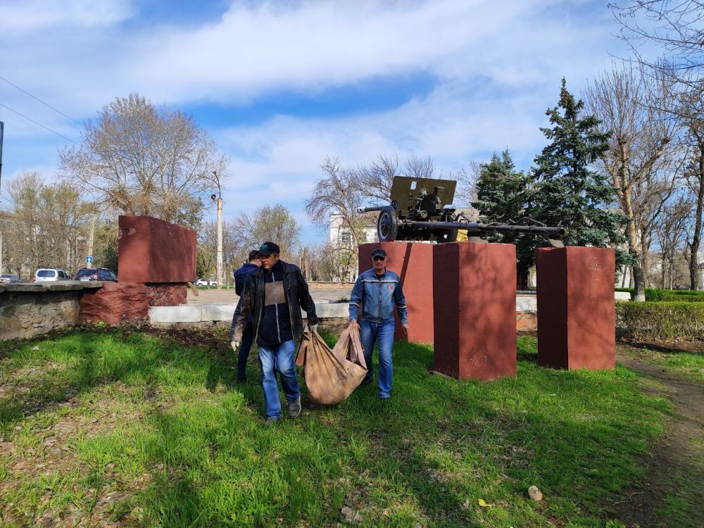 Субботник в сквере Победы. В рамках акции «Чистая Республика» прошел субботник по благоустройству территории Сквера Победы, расположенного в Жовтневом районе города на квартале «Городок завода ОР» Субботник в сквере Победы. В рамках акции «Чистая Республика» прошел субботник по благоустройству территории Сквера Победы, расположенного в Жовтневом районе города на квартале «Городок завода ОР»