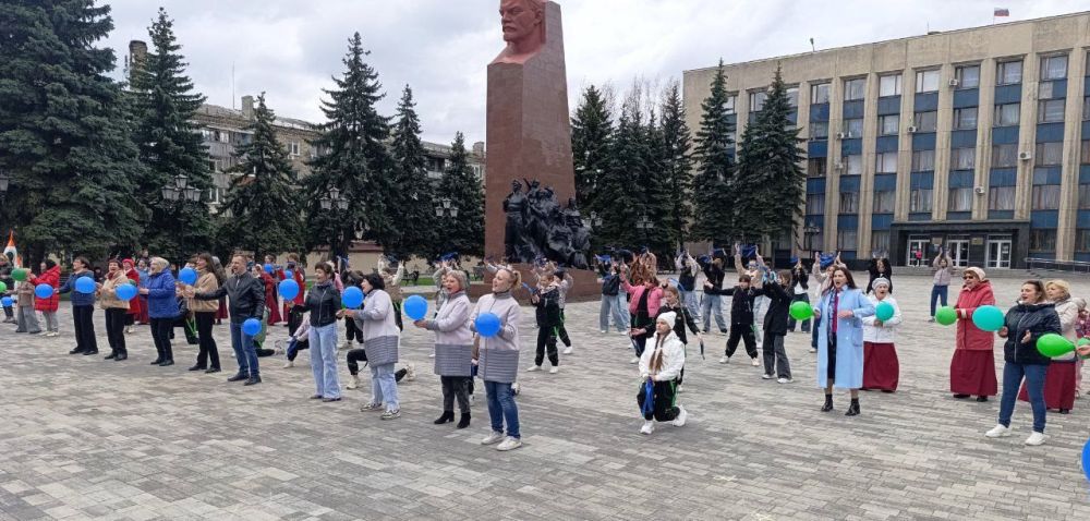 Творческие коллективы Антрацита устроили флешмоб «И снится нам...», посвященный Дню космонавтики Творческие коллективы Антрацита устроили флешмоб «И снится нам...», посвященный Дню космонавтики