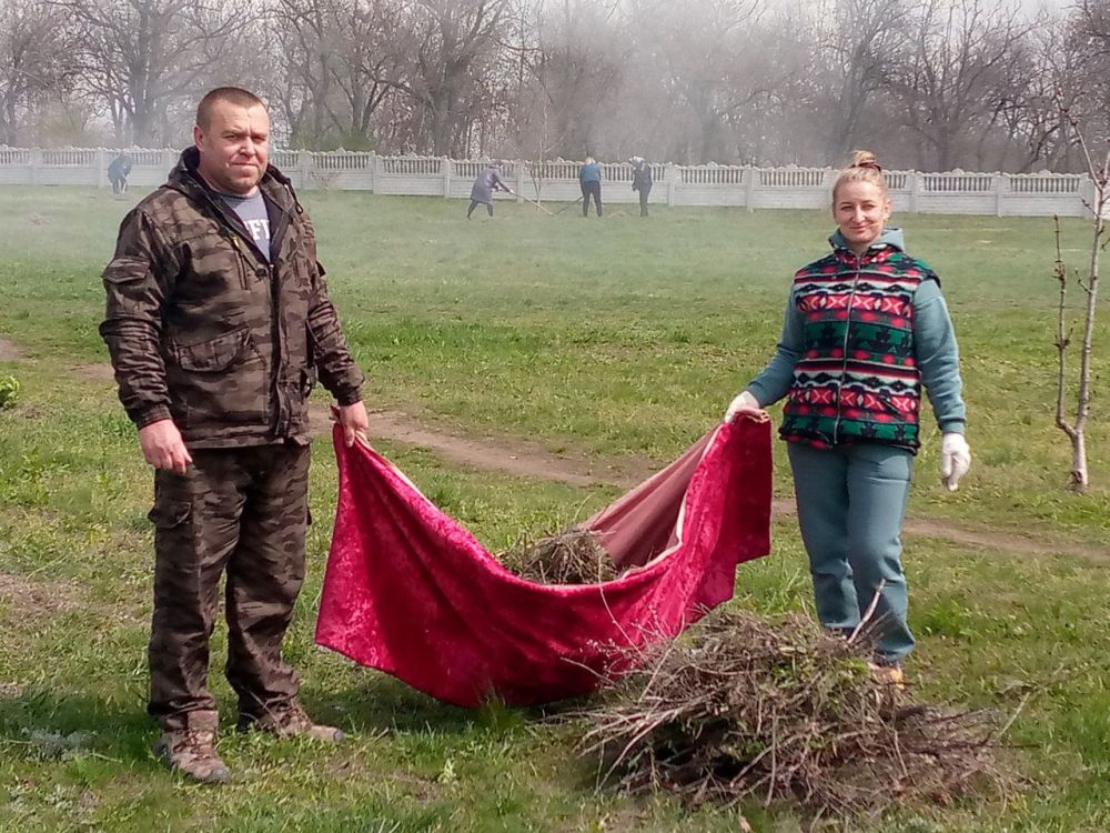 В поселке Энгельсово прошел субботник, собравший сотрудников Энгельсовской основной школы № 18, представителей местных учреждений и активных граждан В поселке Энгельсово прошел субботник, собравший сотрудников Энгельсовской основной школы № 18, представителей местных учреждений и активных граждан