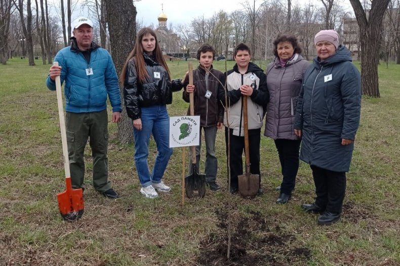 Свердловские юннаты приняли участие в акции «Сад Памяти» Свердловские юннаты приняли участие в акции «Сад Памяти»