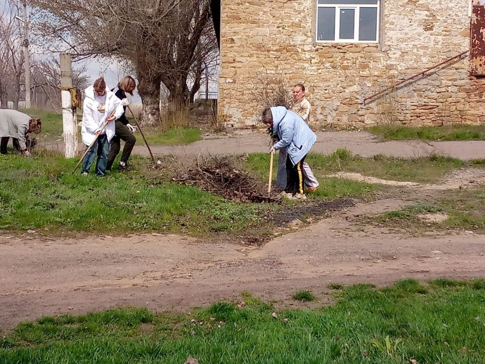 В поселке Энгельсово прошел субботник, собравший сотрудников Энгельсовской основной школы № 18, представителей местных учреждений и активных граждан В поселке Энгельсово прошел субботник, собравший сотрудников Энгельсовской основной школы № 18, представителей местных учреждений и активных граждан