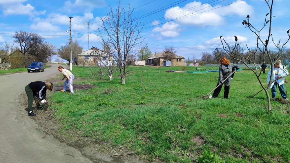 В поселке Энгельсово прошел субботник, собравший сотрудников Энгельсовской основной школы № 18, представителей местных учреждений и активных граждан В поселке Энгельсово прошел субботник, собравший сотрудников Энгельсовской основной школы № 18, представителей местных учреждений и активных граждан