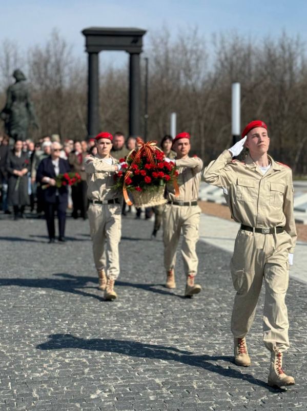 В Луганске, у мемориального комплекса “Не забудем, не простим!”, прошла траурная церемония в память о жертвах украинской агрессии В Луганске, у мемориального комплекса “Не забудем, не простим!”, прошла траурная церемония в память о жертвах украинской агрессии