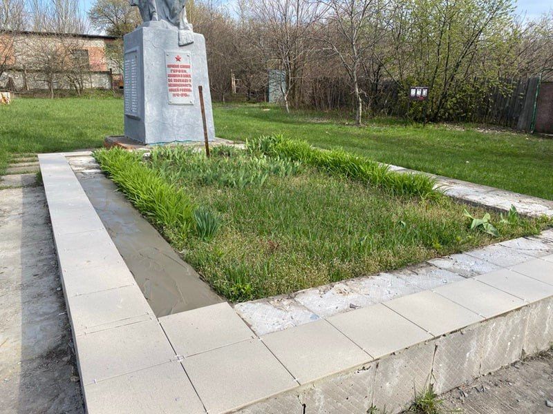 В Суходольске благоустроили памятник советским воинам В Суходольске благоустроили памятник советским воинам